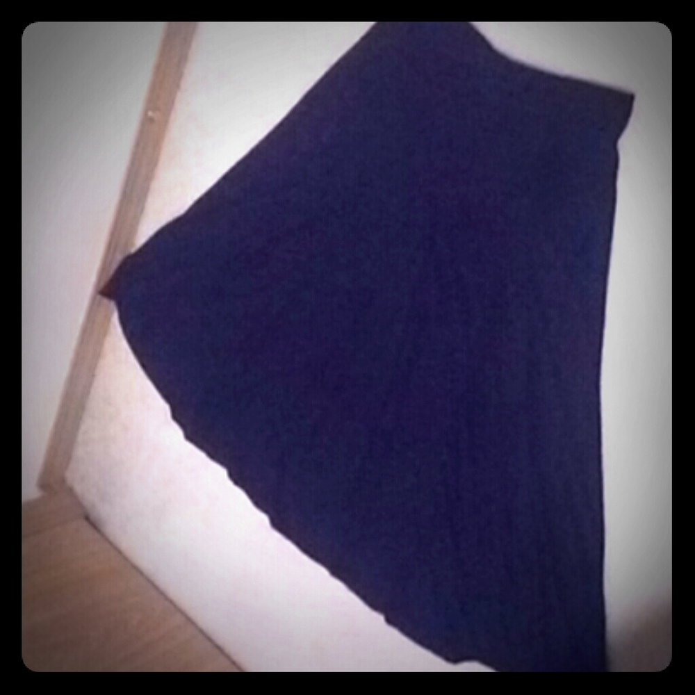 Ladies flowing mid-calf length skirt